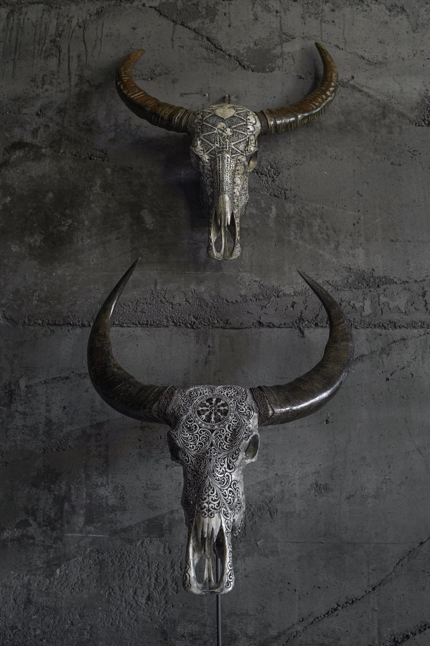 GESCHNITZTE SCHÄDEL