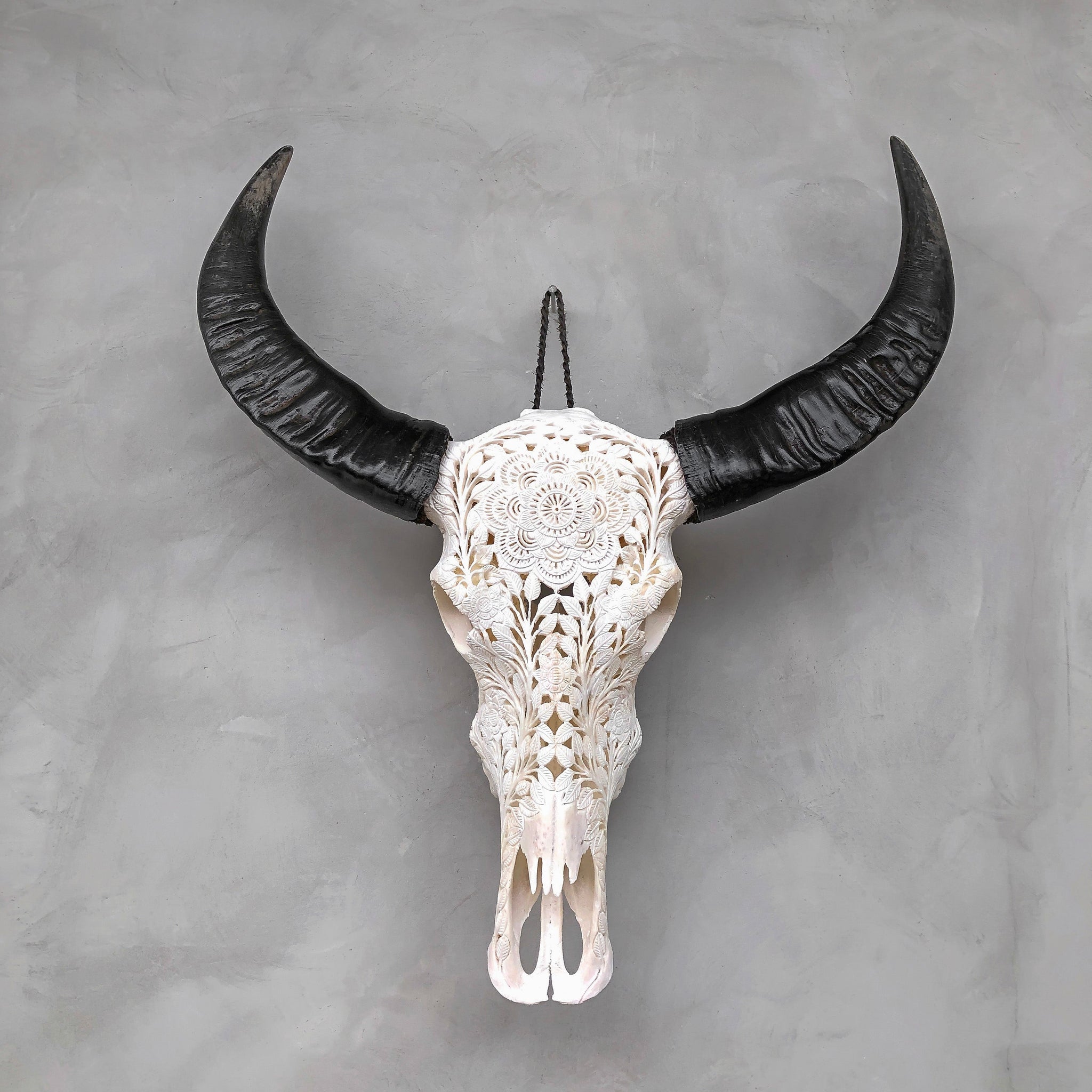 Wildblumenkrieger | Handgeschnitzter Büffelschädel