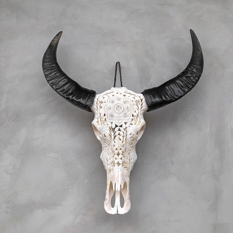 Wildblumenkrieger | Handgeschnitzter Büffelschädel