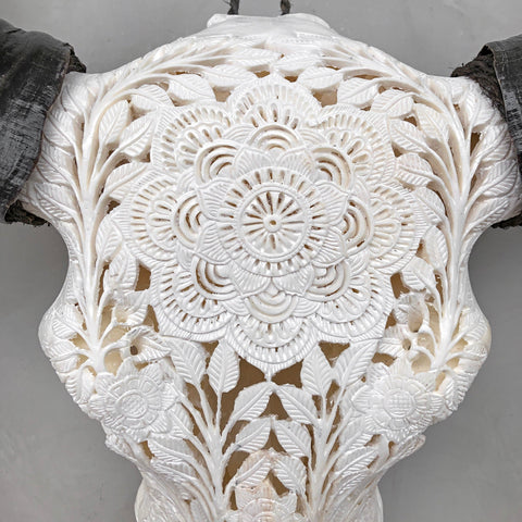 Wildblumenkrieger | Handgeschnitzter Büffelschädel