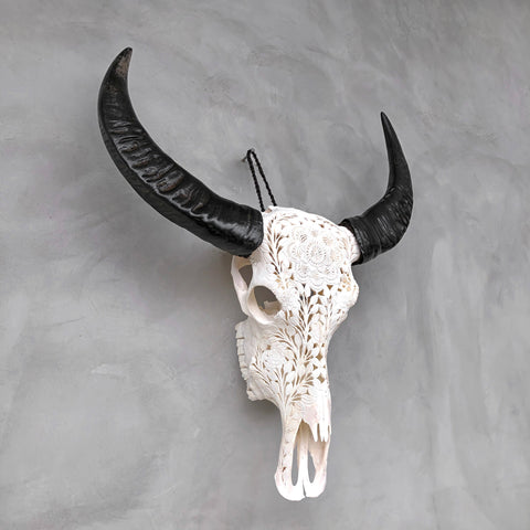 Wildblumenkrieger | Handgeschnitzter Büffelschädel