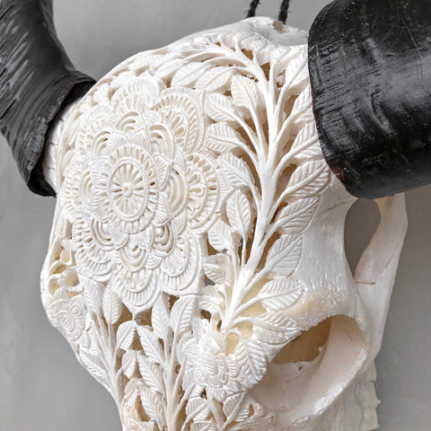 Wildblumenkrieger | Handgeschnitzter Büffelschädel