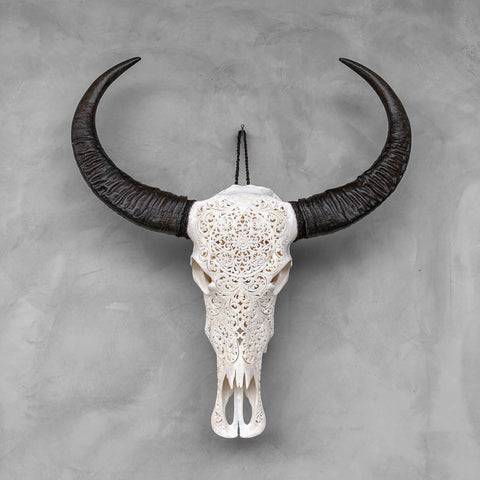 Sanfte Blüten | Handgeschnitzter Büffelschädel