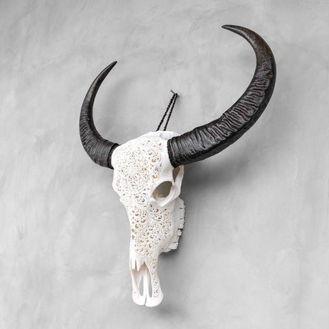 Sanfte Blüten | Handgeschnitzter Büffelschädel