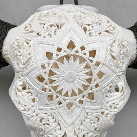 Kosmische Mandala-Krone | Handgeschnitzter Büffelschädel