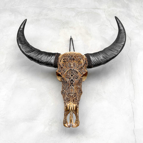 Harmonische Blüte | Handgeschnitzter Büffelschädel