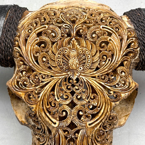 Harmonische Blüte | Handgeschnitzter Büffelschädel