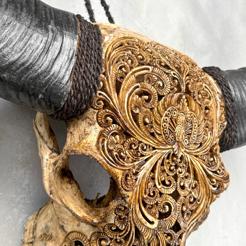 Harmonische Blüte | Handgeschnitzter Büffelschädel