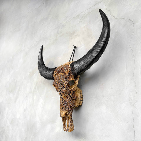 Harmonische Blüte | Handgeschnitzter Büffelschädel