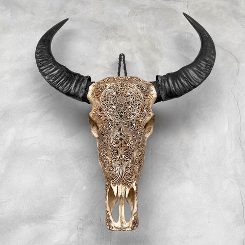 Sanfte Blüten | Handgeschnitzter Büffelschädel