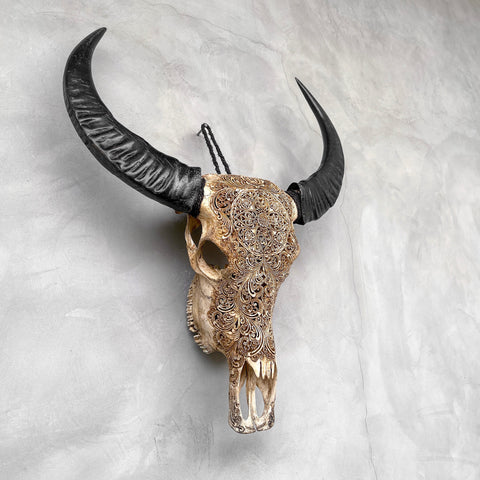 Sanfte Blüten | Handgeschnitzter Büffelschädel