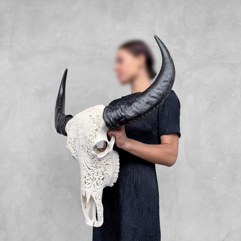 Pfau und Abalonen | Handgeschnitzter Büffelschädel