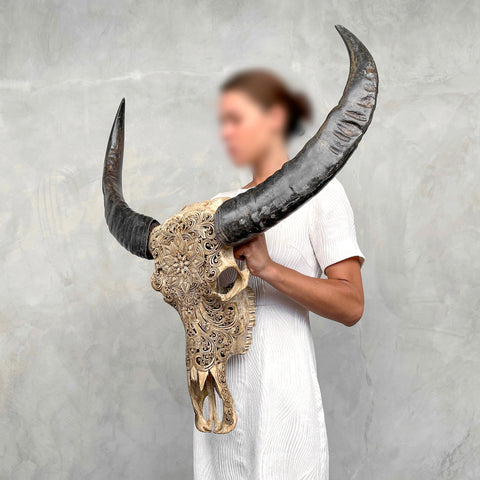 Verzauberte Blüte | Handgeschnitzter Büffelschädel