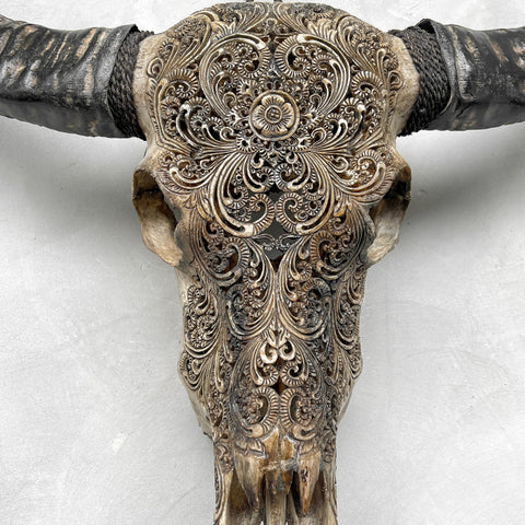 Charmanter Lotus | Handgeschnitzter Büffelschädel