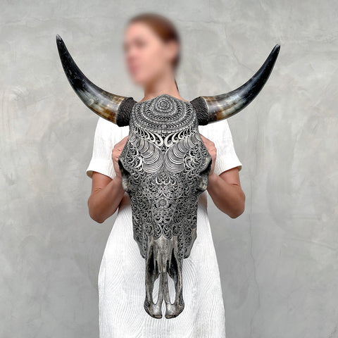Nomadischer Nektar | Handgeschnitzter Stierschädel