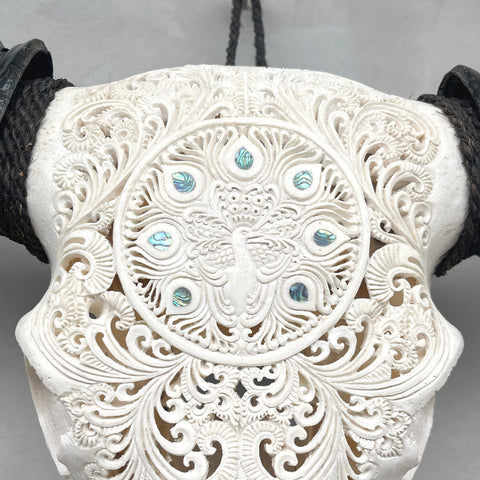 Pfau und Abalonen | Handgeschnitzter Büffelschädel