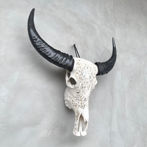 Pfau und Abalonen | Handgeschnitzter Büffelschädel