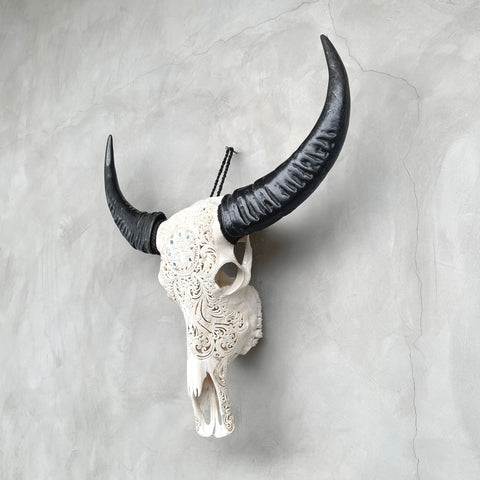 Pfau und Abalonen | Handgeschnitzter Büffelschädel