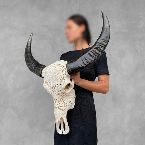 Wildblumenkrieger | Handgeschnitzter Büffelschädel