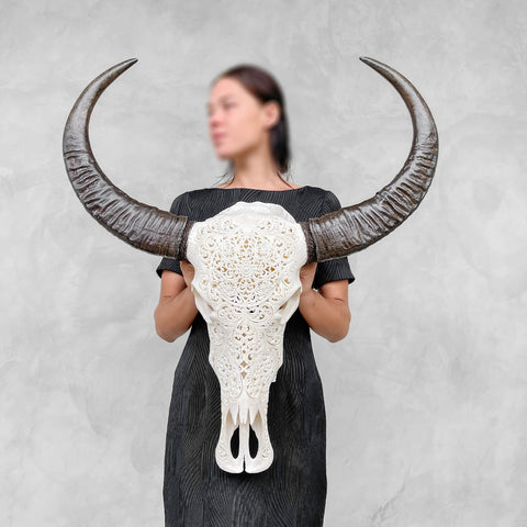 Sanfte Blüten | Handgeschnitzter Büffelschädel
