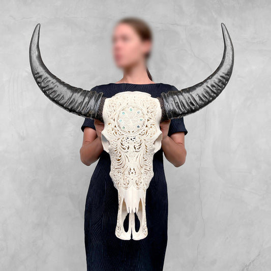 Pfau und Abalonen | Handgeschnitzter Büffelschädel