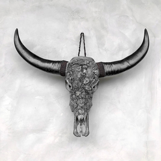 Koi-Symphonie | Handgeschnitzter Büffelschädel