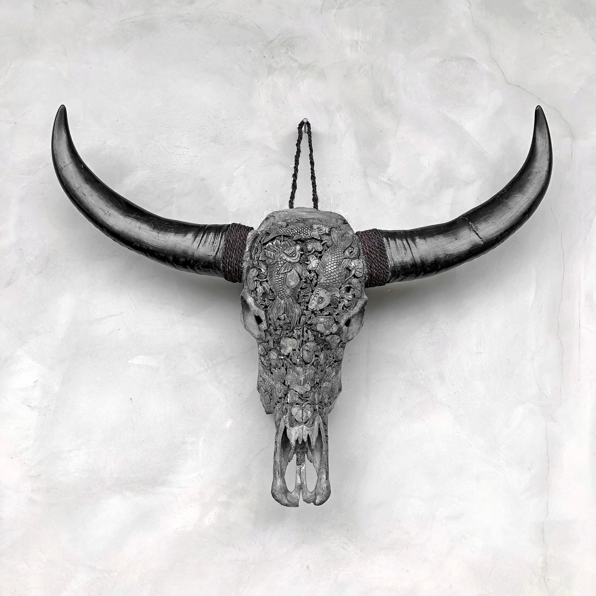 Koi-Symphonie | Handgeschnitzter Büffelschädel