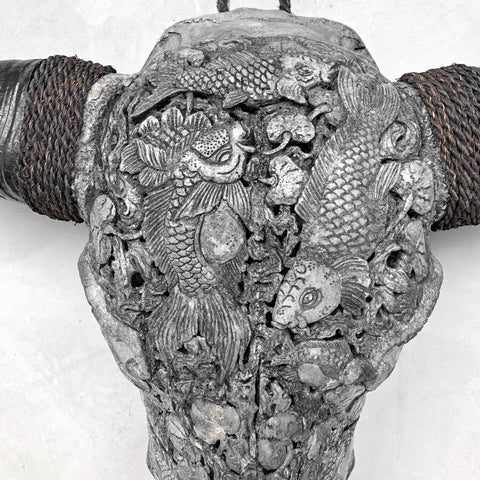 Koi-Symphonie | Handgeschnitzter Büffelschädel