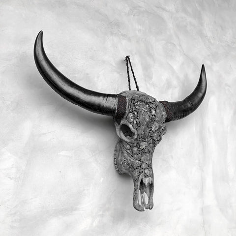 Koi-Symphonie | Handgeschnitzter Büffelschädel