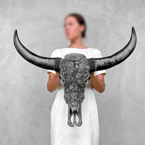 Koi-Symphonie | Handgeschnitzter Büffelschädel