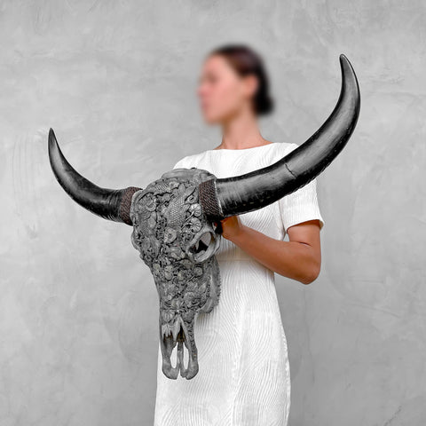 Koi-Symphonie | Handgeschnitzter Büffelschädel