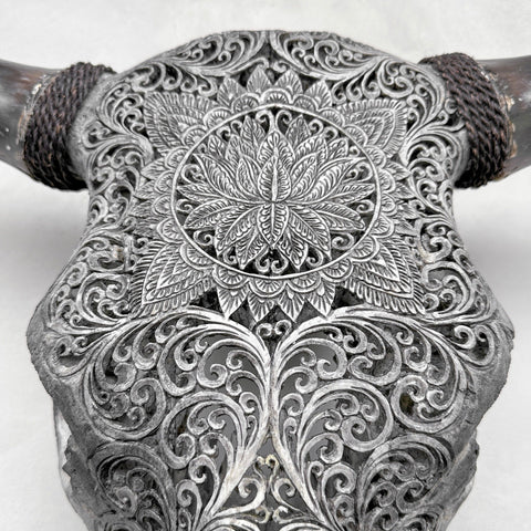 Nostalgisches Nirwana | Handgeschnitzter Stierschädel