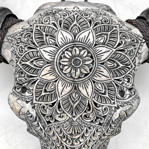 Dreifach-Blumen-Mandala | Handgeschnitzter Büffelschädel