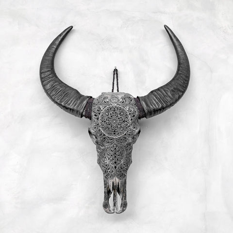 Sanfte Blüten | Handgeschnitzter Büffelschädel