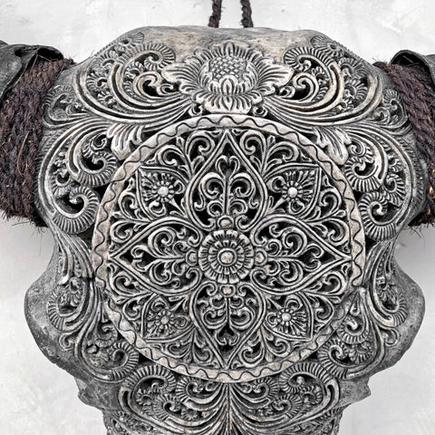 Sanfte Blüten | Handgeschnitzter Büffelschädel