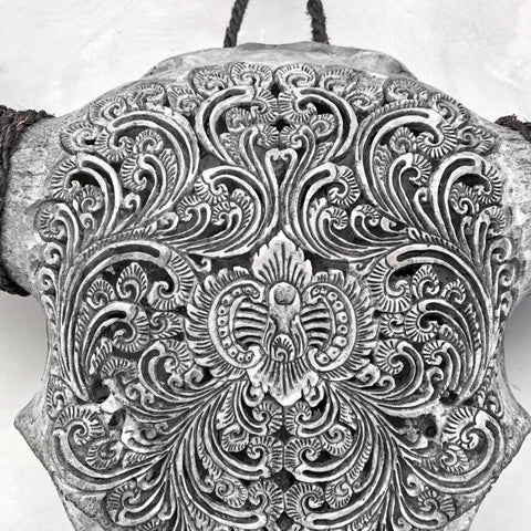 Harmonische Blüte | Handgeschnitzter Büffelschädel