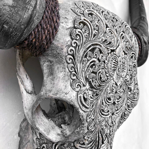 Harmonische Blüte | Handgeschnitzter Büffelschädel