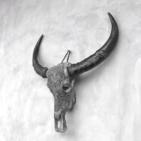 Harmonische Blüte | Handgeschnitzter Büffelschädel