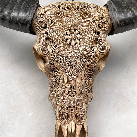 Verzauberte Blüte | Handgeschnitzter Büffelschädel