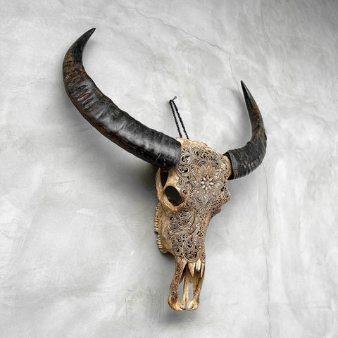 Verzauberte Blüte | Handgeschnitzter Büffelschädel