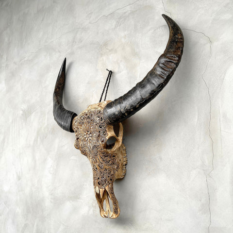 Verzauberte Blüte | Handgeschnitzter Büffelschädel