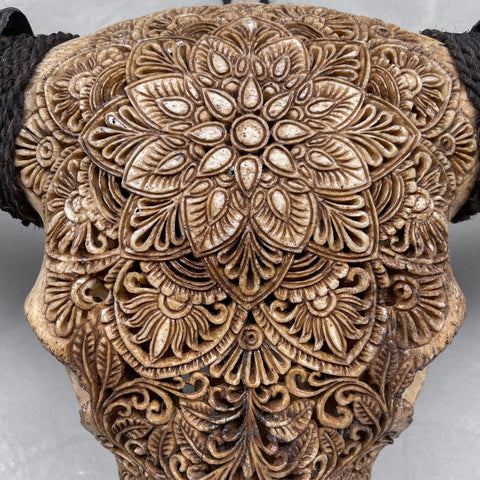 Abstraktes Blumenmandala | Handgeschnitzter Büffelschädel