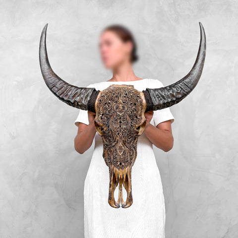 Fließende Wellen-Lotus | Handgeschnitzter Büffelschädel