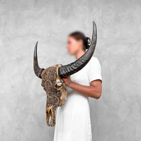 Fließende Wellen-Lotus | Handgeschnitzter Büffelschädel