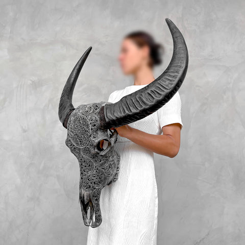 Sanfte Blüten | Handgeschnitzter Büffelschädel