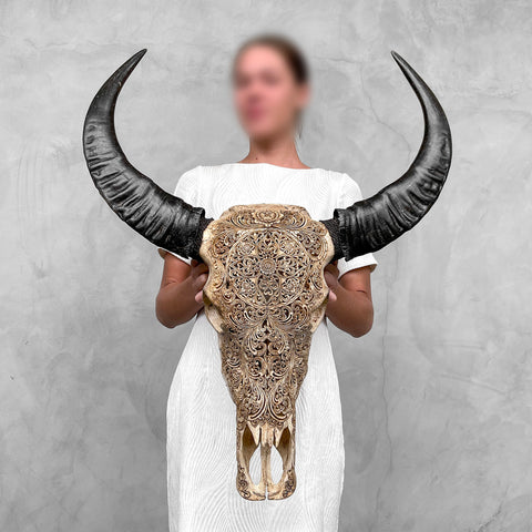 Sanfte Blüten | Handgeschnitzter Büffelschädel