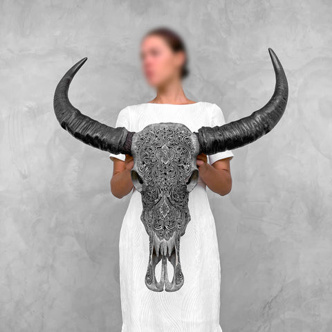 Harmonische Blüte | Handgeschnitzter Büffelschädel