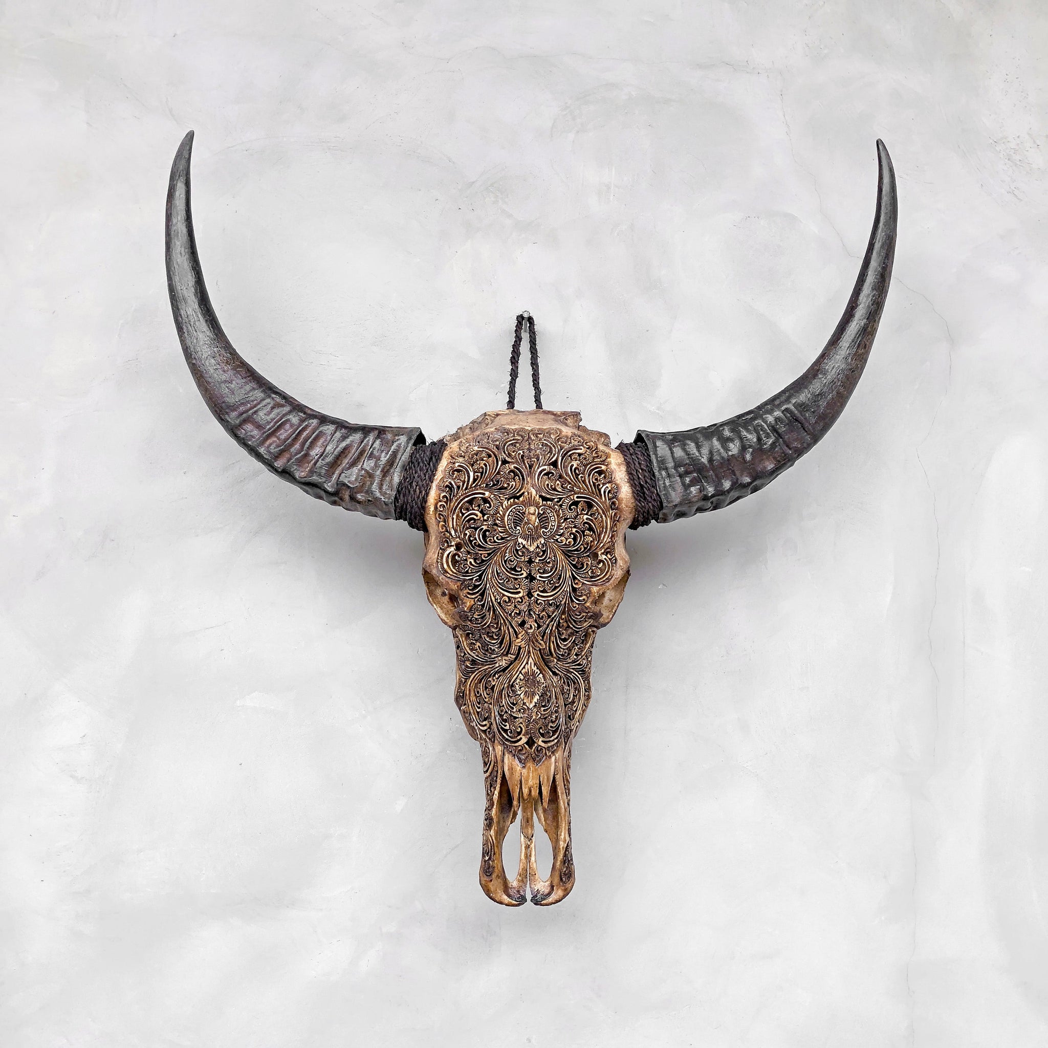 Fließende Wellen-Lotus | Handgeschnitzter Büffelschädel