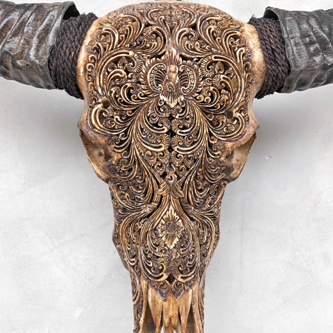 Fließende Wellen-Lotus | Handgeschnitzter Büffelschädel